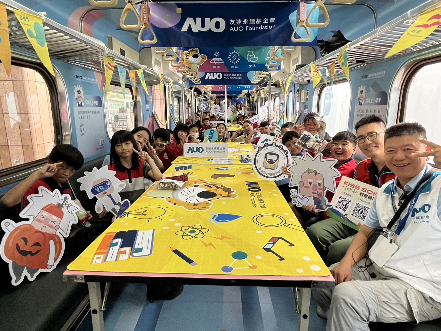 彩虹多多永續基金會參與「臺灣科普環島列車」，設計基礎科學車廂課程，以「淨零碳排和永續能源」為主題，讓學生透過創意實驗認識淨零知識，以及思考生活中的減碳行為